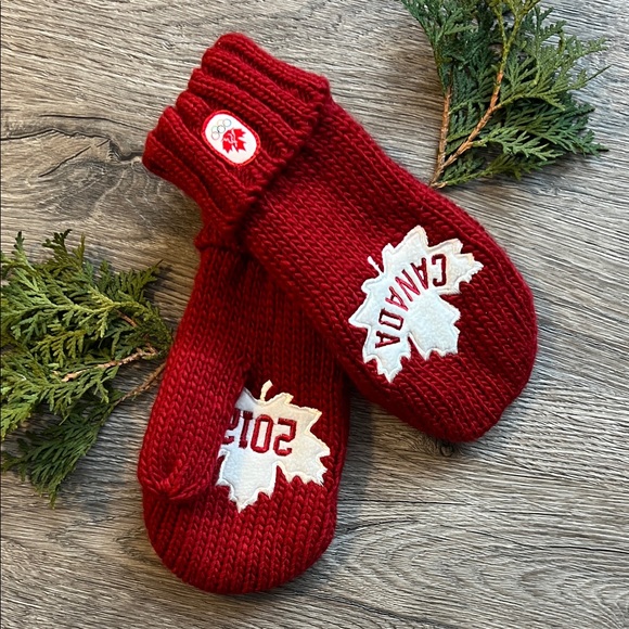 Size S/M Hudson Bay RED knit Canadian Olympic Team mittens, 2012 🇨🇦 - Picture 1 of 11